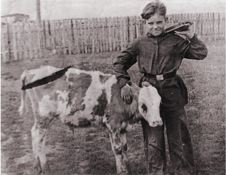 В. В. Пархомчук в родном селе Родино (Алтайский край).1960 г. Наиболее вероятная профессия, которая ждала его в будущем, – шофер, как и его отец. Фото из архива автора В. В. Пархомчук в родном селе Родино (Алтайский край).1960 г. Наиболее вероятная профессия, которая ждала его в будущем, – шофер, как и его отец. Фото из архива автора