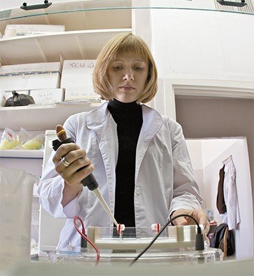 Оксана КАЛЮЖНАЯ – кандидат биологических наук, научный сотрудник Лимнологического института СО РАН (Иркутск). Сфера научных интересов: молекулярно-биологические исследования байкальских губок. Принимала участие в международной экспедиции «Миры на Байкале-2008», дважды погружалась на глубины 1576 и 1370 м. Увлекается дайвингом
