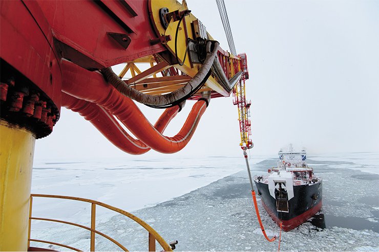 Preparation for the delivery of oil recovered from the Prirazlomnoe field, the only Russian facility developing the hydrocarbon resources of the Arctic shelf. © Gazprom Neft 2014
