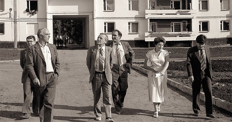 V. A. Koptyug inspects a housing construction site in Irkutsk Akademgorodok. To the left, the Chair of the Presidium INTs (Irkutsk Scientific Center) SB RAS N. A. Logachev and the director of Limnological institute RAS corresponding member M. A. Grachev. On the right of Koptyug is A. I. Kurbatov and permanent aide to the Chairman Candidate of Geology and Mineralogy V. D. Ermikov. June 1986