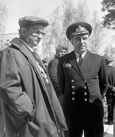 Ученый-механик Б. В. Войцеховский и Г. С. Мигиренко на параде Победы в Новосибирске 9 мая 1969 г.