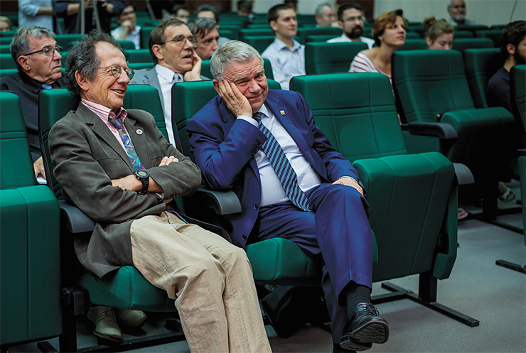 Профессор К. Миродатос (Институт исследований катализа и окружающей среды, Лион, Франция) и академик В. Н. Пармон (справа) на праздновании юбилея Института катализа им. Г. К. Борескова СО РАН