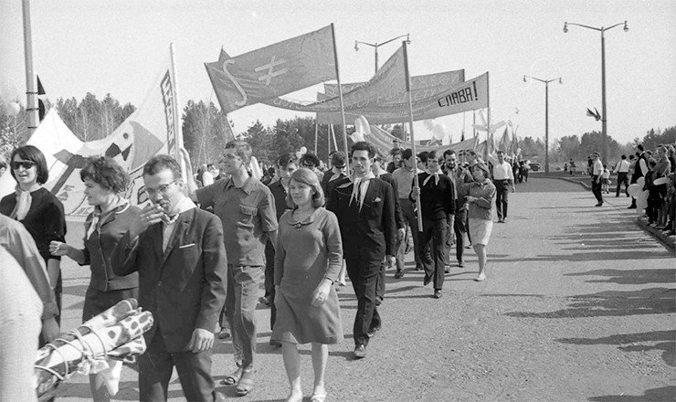 Колонна клуба «Под интегралом» на первомайской демонстрации. Фото В. Давыдова. Фотоархив СО РАН