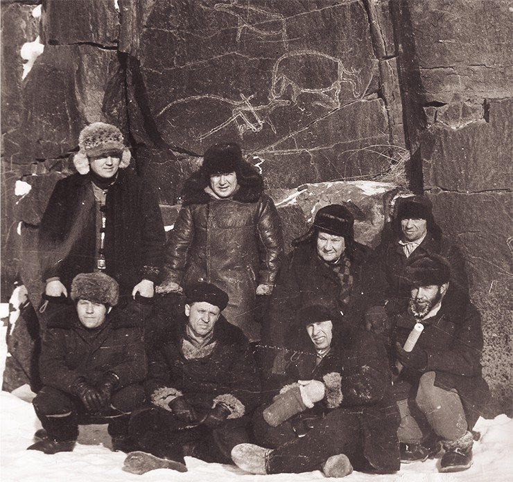 Февраль, 1975 г. Открытие Сибири. «Нижнеудинская эпопея». Богатырские пещеры. Рисунки на скалах. Герои зимней экспедиции: слева направо первый ряд: два водителя райкома КПСС, А. К. Конопацкий, А. И. Мазин; второй ряд: секретарь райкома В. Сенников, В. И. Молодин, А. П. Окладников, проводник «дядя Костя»