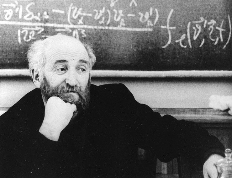 Автор идеи электронного охлаждения – академик Г. И. Будкер (1918—1977), основатель и первый директор Института ядерной физики Сибирского отделения Российской академии наук. Фото В. В. Петрова (ИЯФ СО РАН) Автор идеи электронного охлаждения – академик Г. И. Будкер (1918—1977), основатель и первый директор Института ядерной физики Сибирского отделения Российской академии наук. Фото В. В. Петрова (ИЯФ СО РАН)