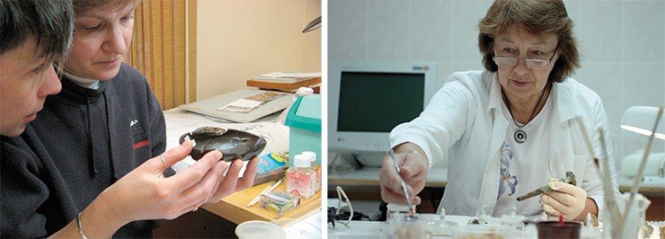 Слева: реставратор Ольга Швец и к.и.н. Евгений Богданов рассматривают одно из главных сокровищ эпохи Хань – лаковую чашечку. Справа: реставрация покрытой лаком деревянной спицы зонта колесницы эпохи Хань. Навершие спицы сделано из позолоченной бронзы. На снимке реставратор Людмила Кундо Слева: реставратор Ольга Швец и к.и.н. Евгений Богданов рассматривают одно из главных сокровищ эпохи Хань – лаковую чашечку. Справа: реставрация покрытой лаком деревянной спицы зонта колесницы эпохи Хань. Навершие спицы сделано из позолоченной бронзы. На снимке реставратор Людмила Кундо