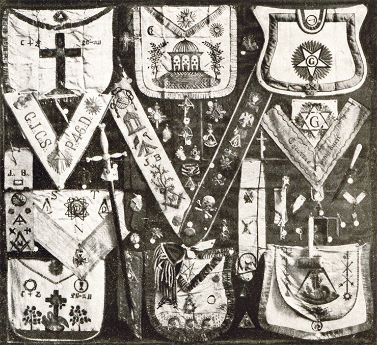 Выставка 1912 г. с предметами масонской коллекции Д. Г. Бурылина в экспозиции «1812 год» в зале «Москва 1812 г»: запоны (фартуки) и перевязи разных масонских уставов, составляющая часть облачения масонов; сумки масонов и масонские знаки разных уставов