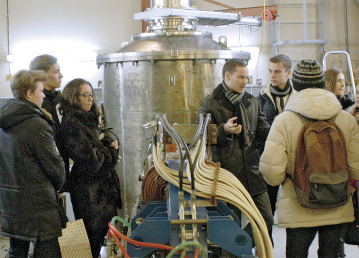 Alexander Makarov, researcher at the BNCT laboratory, explains the working principles of the unique accelerator to a group of secondary school students from Novosibirsk Alexander Makarov, researcher at the BNCT laboratory, explains the working principles of the unique accelerator to a group of secondary school students from Novosibirsk