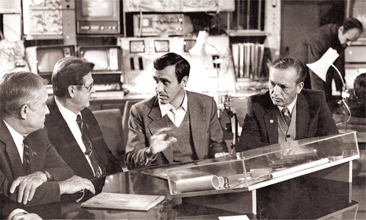 Пультовая ВЭПП-4. А. Н. Скринский и высокие гости. Слева направо: А. П. Филатов — первый секретарь Новосибирского обкома КПСС, В. И. Воротников — председатель Совмина РСФСР, А. Н. Скринский, председатель СО АН СССР В. А. Коптюг