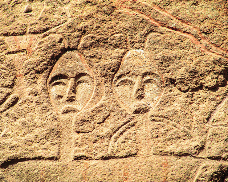 These unusual, sharply angular heads with “horns” could have belonged to people wearing conical felt hats decorated with feathers. Based on this assumption, researchers attribute Kangjiashimenzi to the Xiaohe culture and date it to the 17th–15th centuries BCE (Liu Xuetang, 2015) These unusual, sharply angular heads with “horns” could have belonged to people wearing conical felt hats decorated with feathers. Based on this assumption, researchers attribute Kangjiashimenzi to the Xiaohe culture and date it to the 17th–15th centuries BCE (Liu Xuetang, 2015)