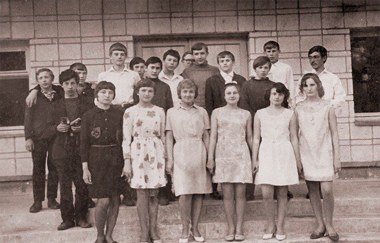 В первые годы существования в ФМШ учились и восьмиклассники. Но интернатский быт вдали от родителей был нелегким испытанием для 14-летних подростков, и впоследствии от этой практики отказались В первые годы существования в ФМШ учились и восьмиклассники. Но интернатский быт вдали от родителей был нелегким испытанием для 14-летних подростков, и впоследствии от этой практики отказались