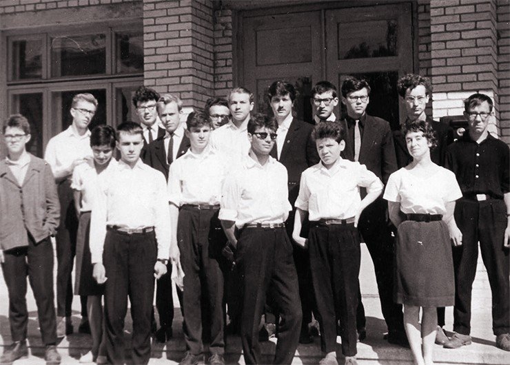 Выпускники 11 «Б» ФМШ в 1963 г. Фото из архива автора Выпускники 11 «Б» ФМШ в 1963 г. Фото из архива автора