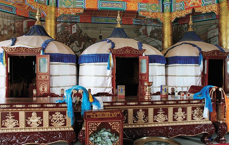 Белые юрты, где хранятся реликвии Чингис-хана, стали сокровенной частью нового мемориального комплекса в Эджэн-Хоро. Фото И. Шимамуры Белые юрты, где хранятся реликвии Чингис-хана, стали сокровенной частью нового мемориального комплекса в Эджэн-Хоро. Фото И. Шимамуры
