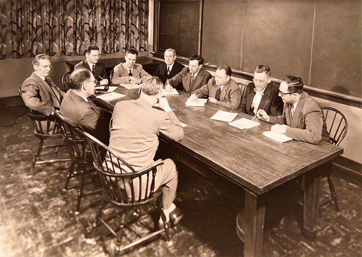 Ipatieff at a meeting with his colleagues working at Universal Oil Products (UOP), United States. Photo from the archive of Honeywell UOP (USA) Ipatieff at a meeting with his colleagues working at Universal Oil Products (UOP), United States. Photo from the archive of Honeywell UOP (USA)