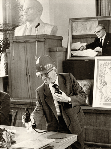 Academician Andrey A. Trofimuk, an honorary petroleum specialist and subsoil explorer, the discoverer of three large oil and gas provinces, celebrates his 80th birthday together with his colleagues and students. UIGGM SB RAS. 1991
