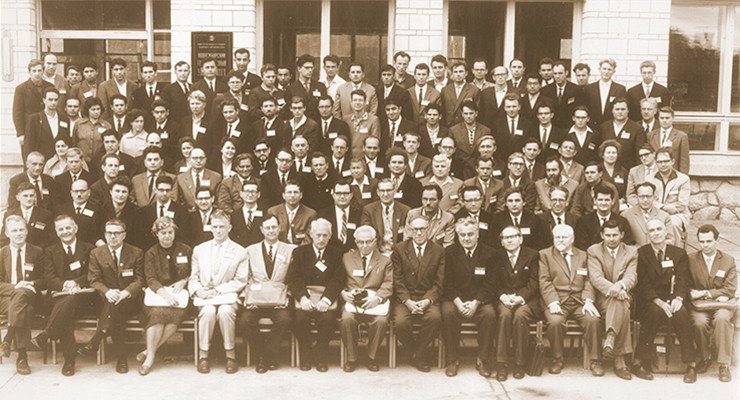 Этот снимок был сделан в 1963 г. на советско-американском симпозиуме по дифференциальным уравнениям с частными производными, состоявшемся в новосибирском Академгородке. Среди его участников – выдающиеся ученые, чьи работы способствовали развитию теории и численных методов решения обратных и некорректных задач: А. Н. Тихонов, М. М. Лаврентьев, Л. Д. Фаддеев, Г. И. Марчук, М. Г. Крейн, Ю. М. Березанский, С. К. Годунов, В. Г. Мазья., Р. Курант, П. Лакс, Л. Ниренберг и др. Этот симпозиум отразил отношение к математике и вообще к фундаментальной науке в США, характерное для того времени. В начале 1960-х гг., в самый разгар гонки вооружений, когда СССР стал лидером в освоении космоса, большая группа ведущих американских математиков приехала в Академгородок – молодой, но стремительно развивающийся научный центр. Позже подобные научные десанты направили итальянцы, а затем и японцы, но уже с более конкретной целью: ближе познакомиться с результатами сибирской научной школы, лидирующей в области теории обратных задач. В результате в этих странах сформировались сильные научные школы по этому направлению. Фото Р. Ахмерова
